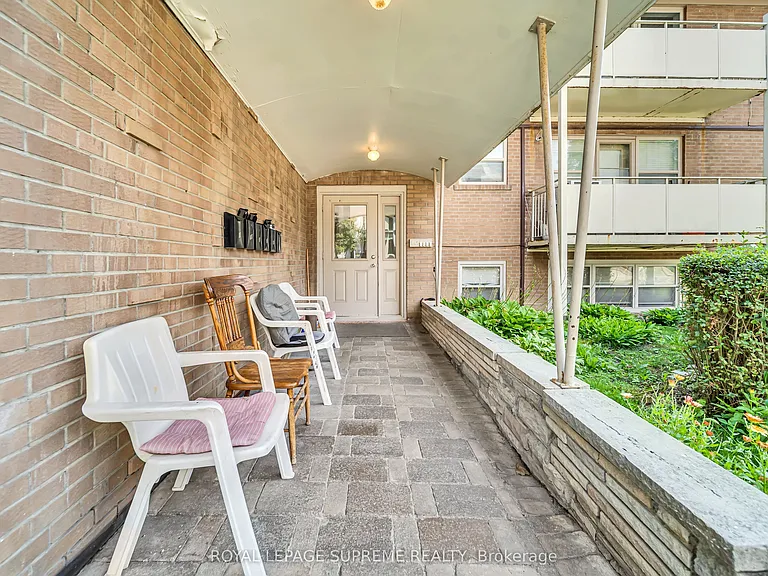 135 Kingsway Cres #4 — Photo 6