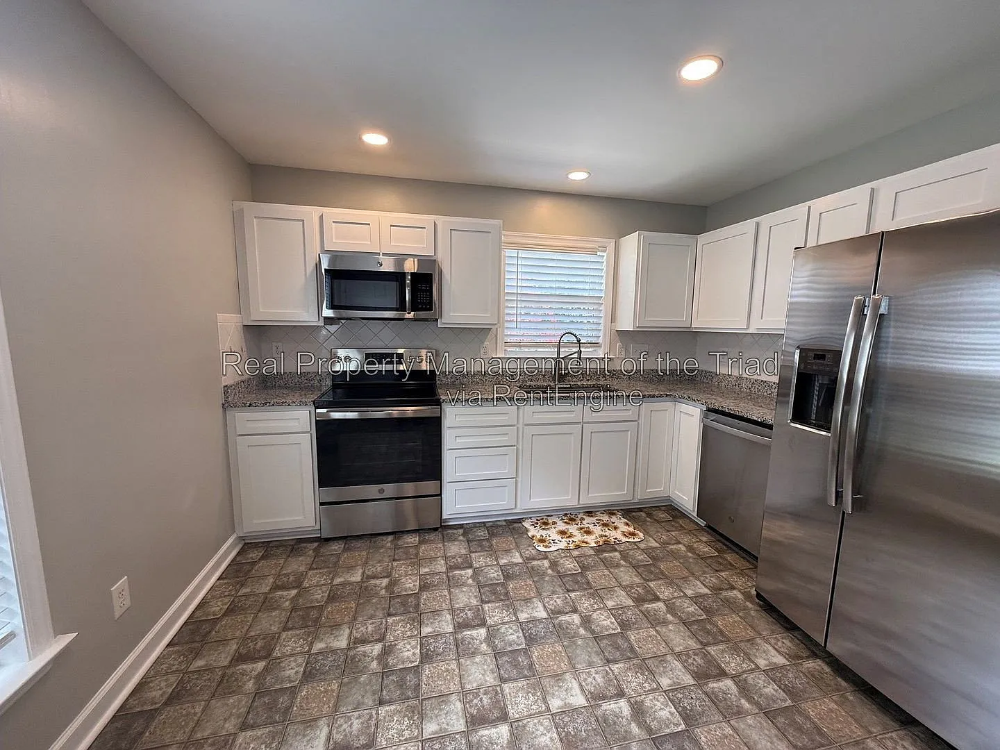 3 bed, 2.5 bath, 2020 sqft, $2,095 — Photo 3