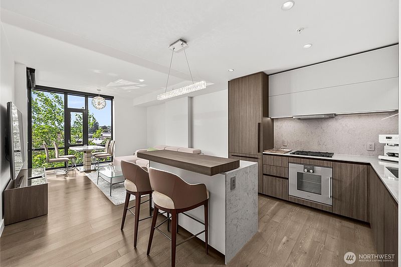 5th image of 889 Avenue Square NE #302