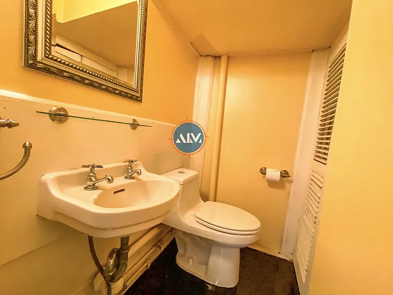 208 E Taylor St — Photo 44