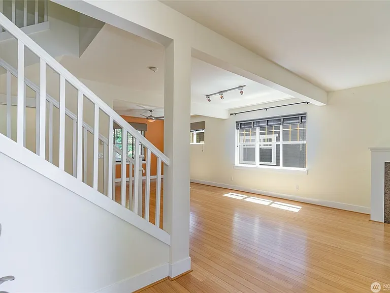 1774 25th Ave NE — Photo 3