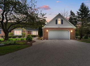 2613 W Lake Vista Ct, Mequon, WI 53092