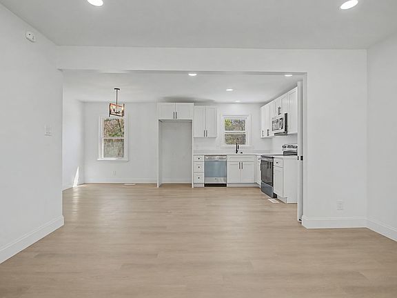 4th image of 131 Lakeside Dr