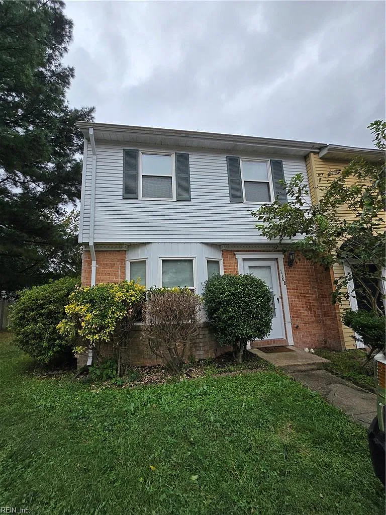 3 bed, 2.5 bath, 1320 sqft, $1,900 — Photo 1