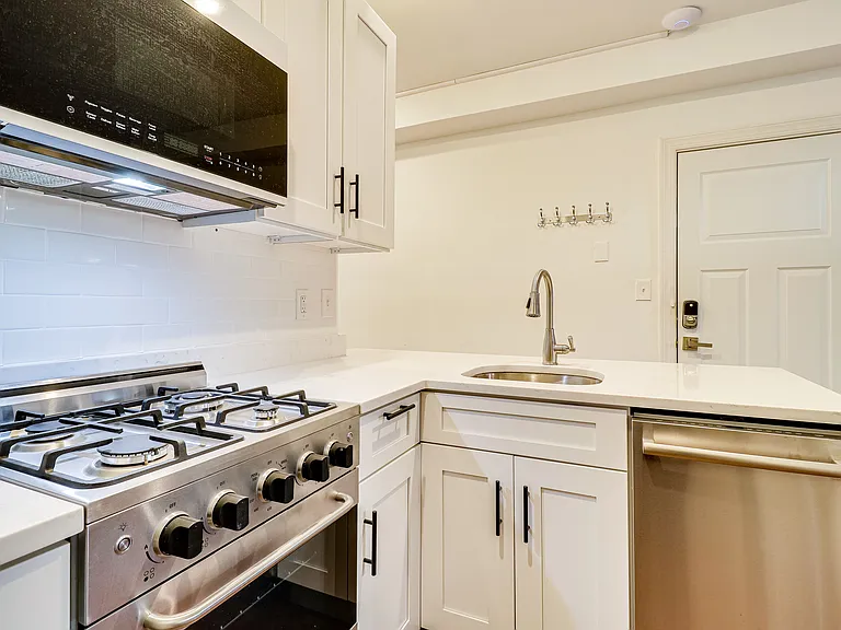 409 Constitution Ave NE #6 — Photo 2