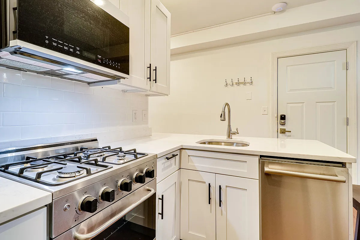 Building Photo - 409 Constitution Ave NE #6