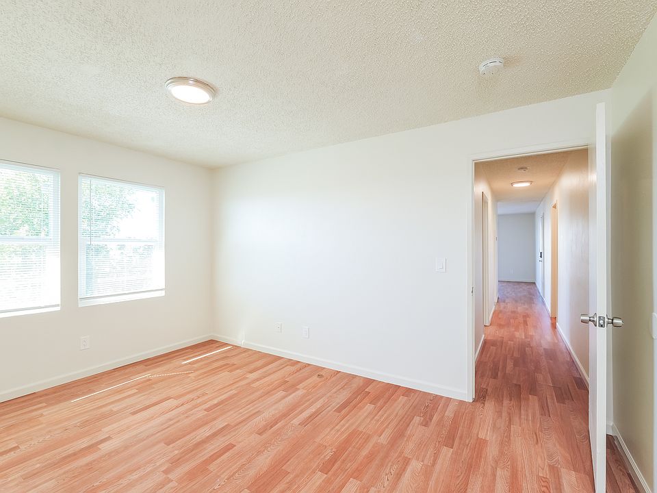 7-photo-Main-Bedroom-