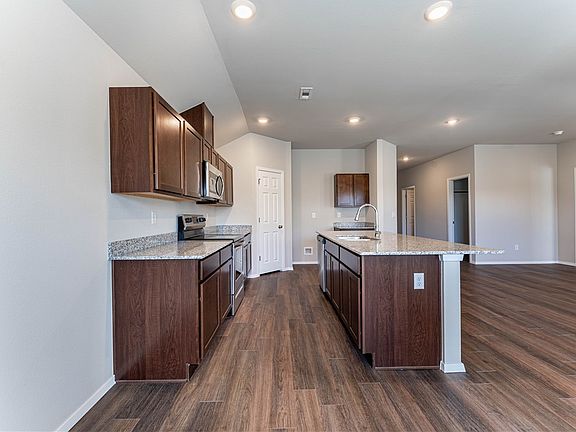 4th image of 884 S Brambling Ln