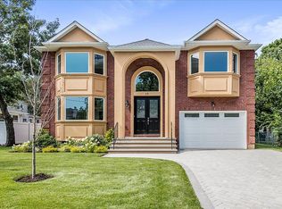15 Harding Ave, Roslyn Heights, NY 11577