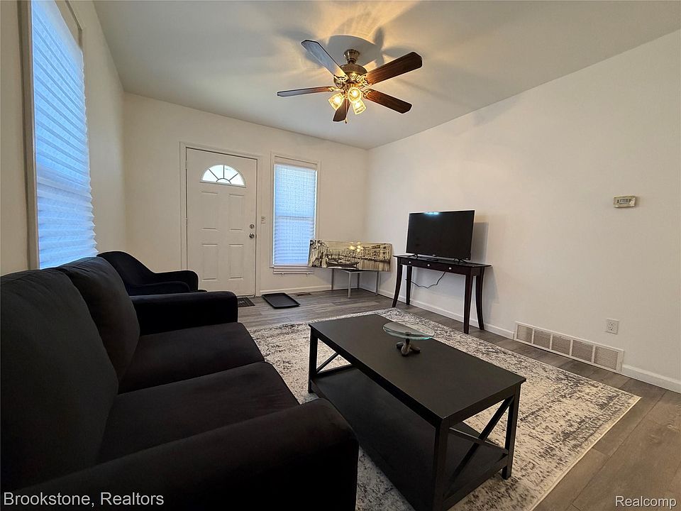 398 N Saginaw St, photo 20
