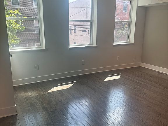 5th image of 1627 Bainbridge St Floor 2