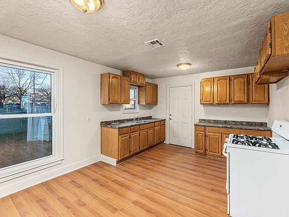 5th image of 1701 NW Ash Ave