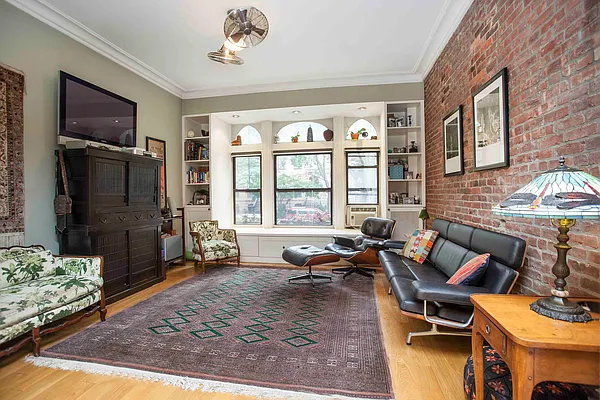 Sold by RES New York | media 18