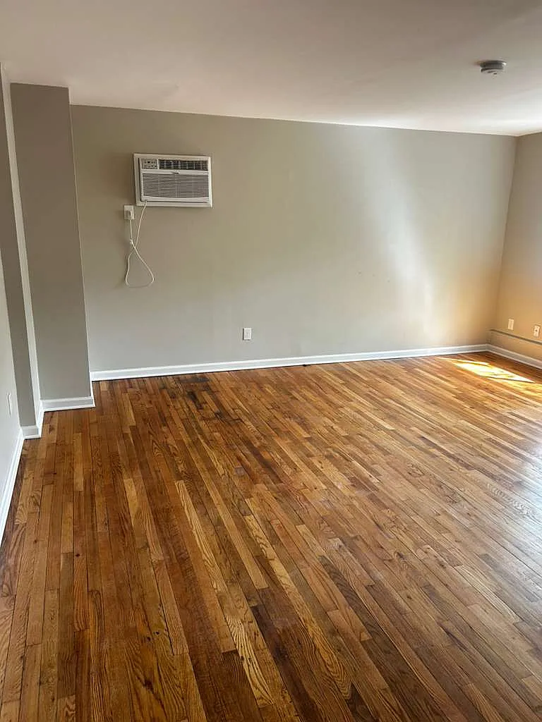 Building Photo - 2315 Saint James Ave #7B