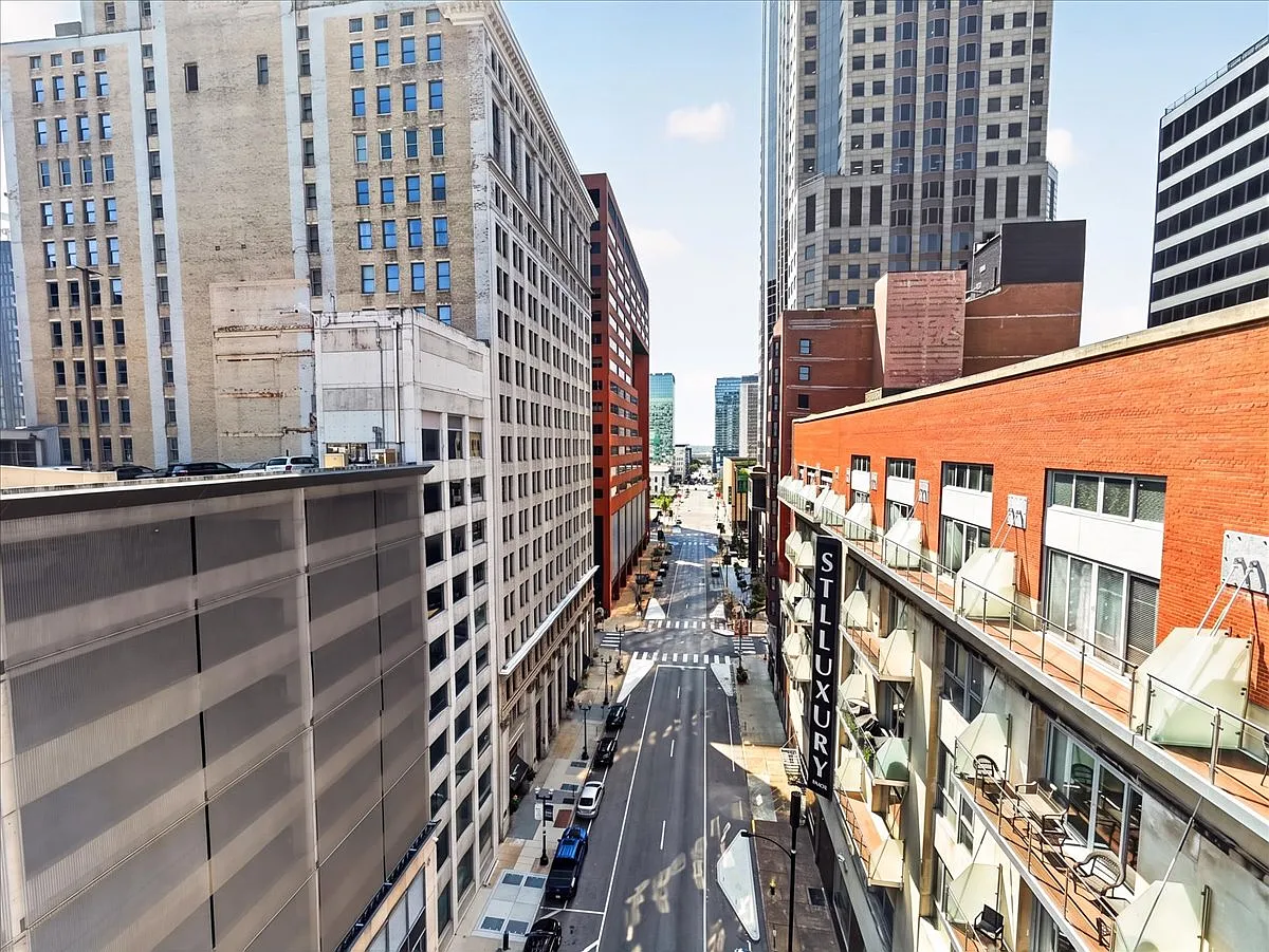 314 N Broadway Ave — Photo 3