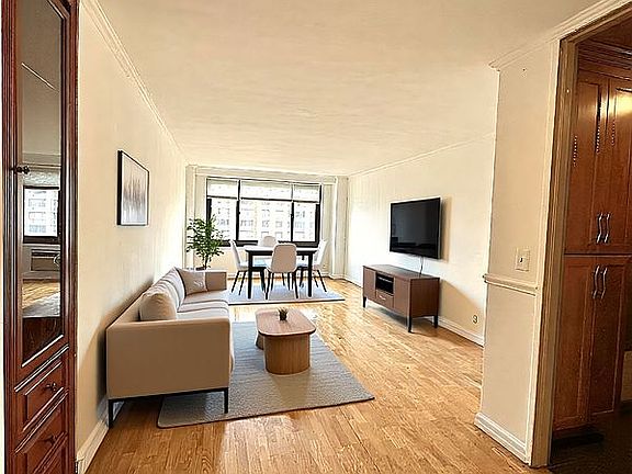 5th image of 185 Hall St APT 1517