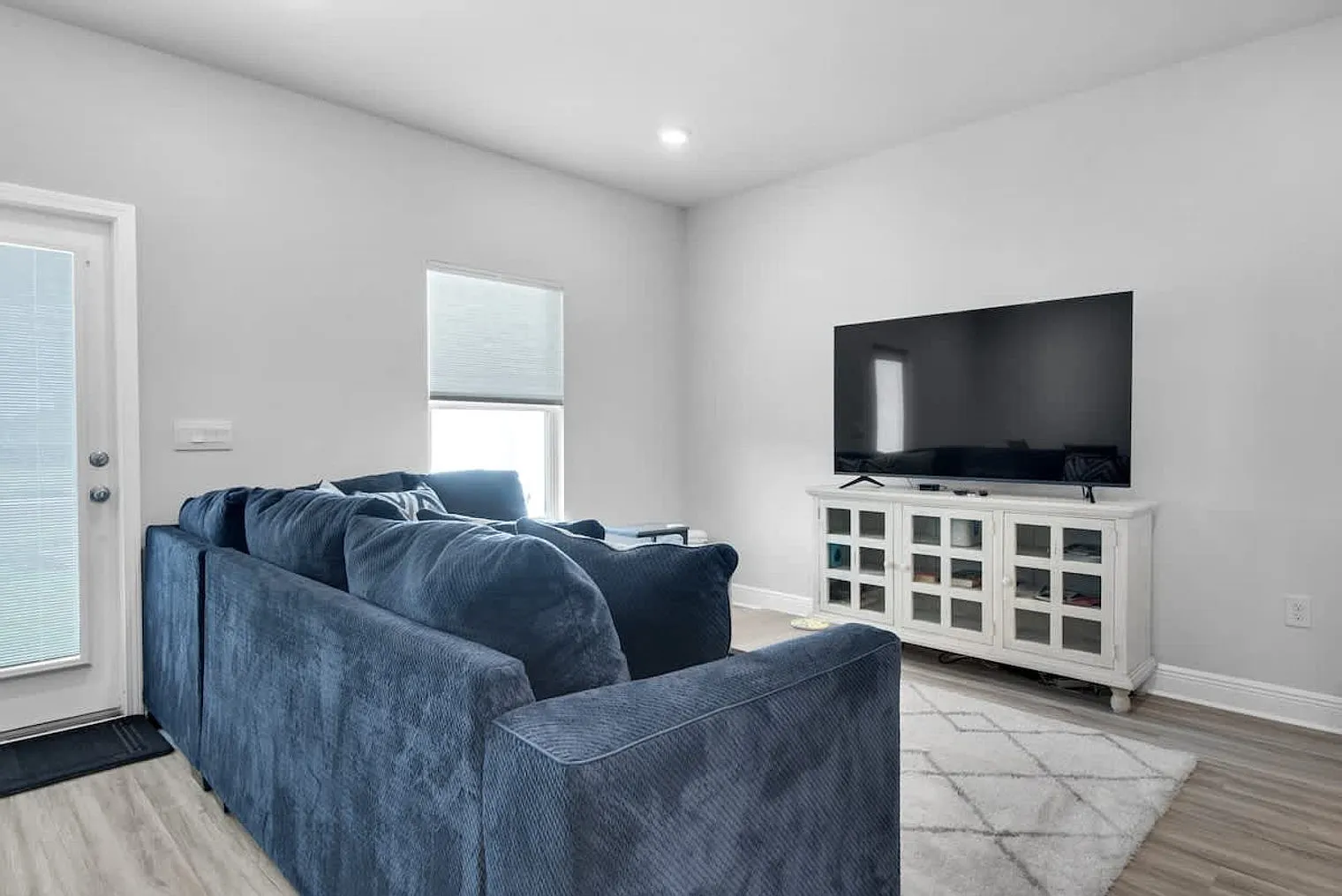 3 bed, 2.0 bath, 1528 sqft, $3,574 — Photo 4