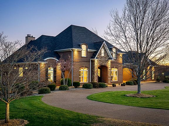 3rd image of 165 Southern Woods Ct