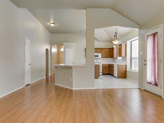 4th image of 303 Mary Pat Dr