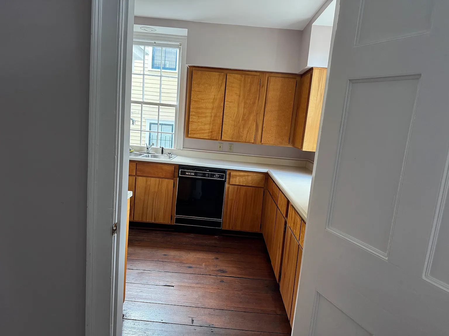 1 bed, 1100 sqft, $1,600 — Photo 4