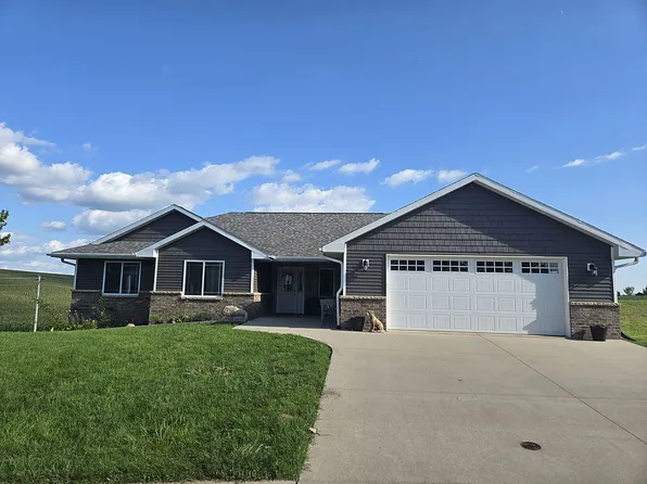 634 Meadowland Ct, Epworth, IA 52045
