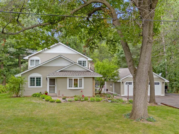1351 Griffin Ave, Mahtomedi, MN 55115