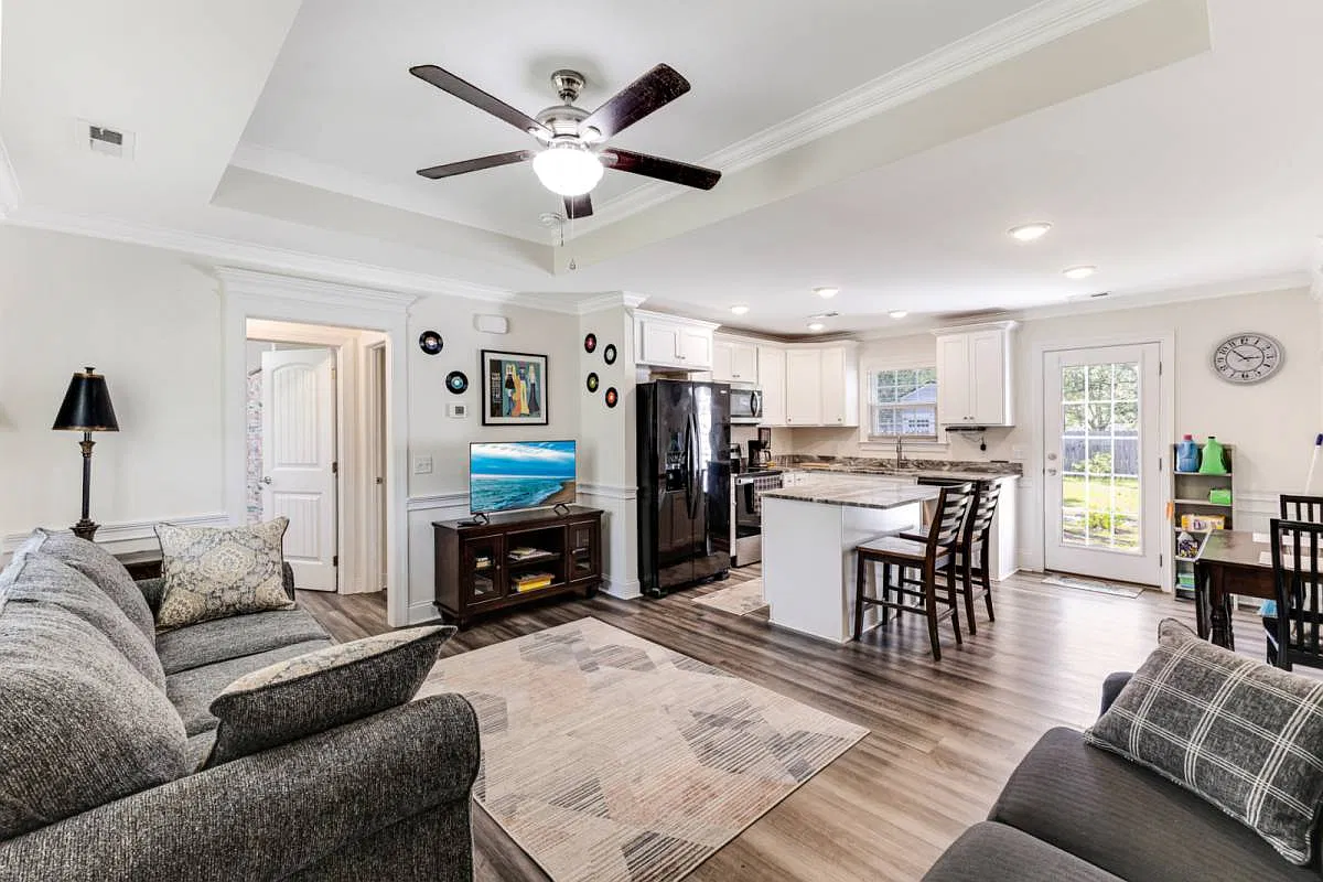 2 bed, 855 sqft, $2,500 — Photo 1