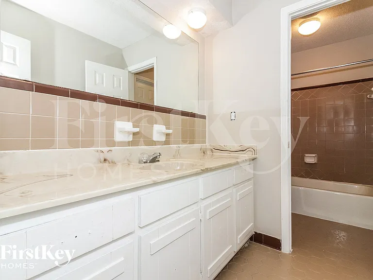 7132 Shadow Oaks Dr — Photo 10