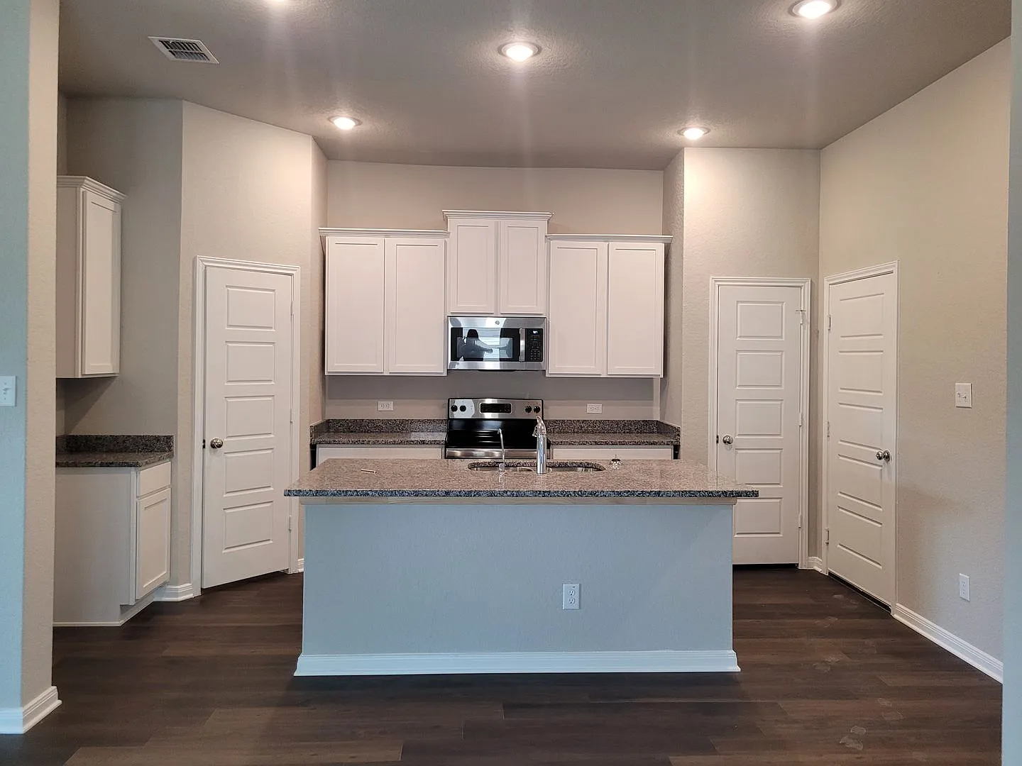 Bright & Spacious Rental Home in Greenspoint Heights! — Photo 4