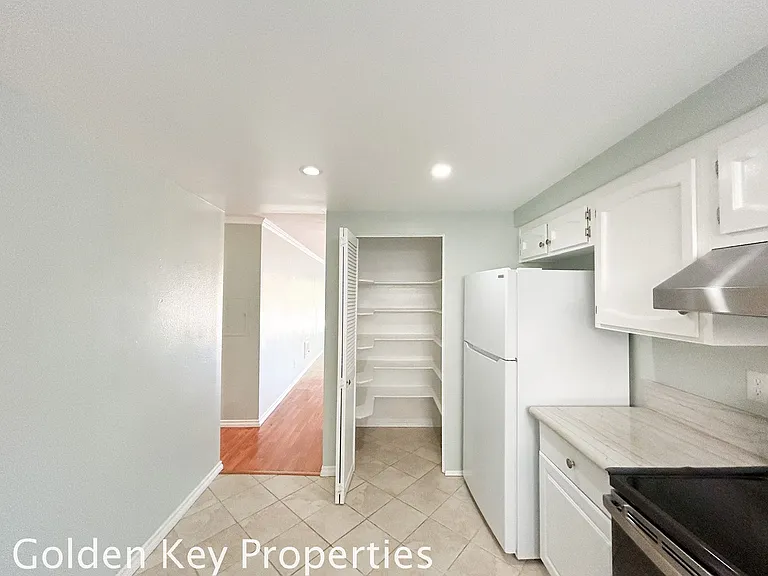 918 Caminito Estrada #E — Photo 3