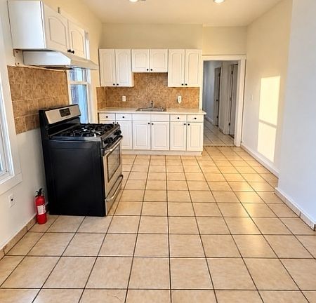 5th image of 1070 Julia St