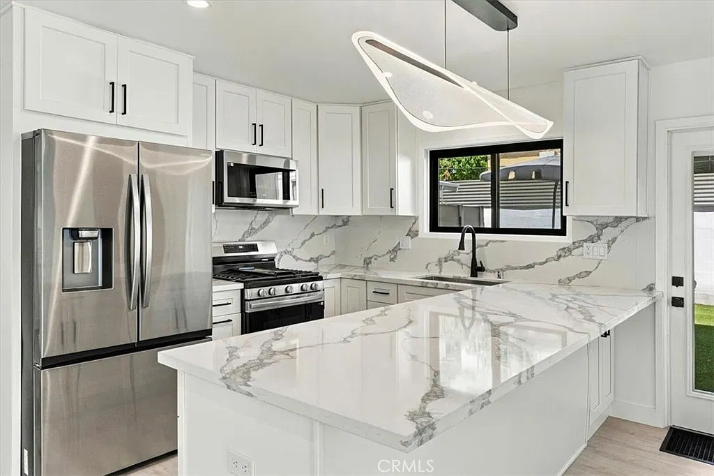 3 bed, 1600 sqft, $5,900 — Photo 2
