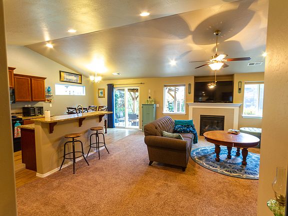 5th image of 639 Woodlark Dr