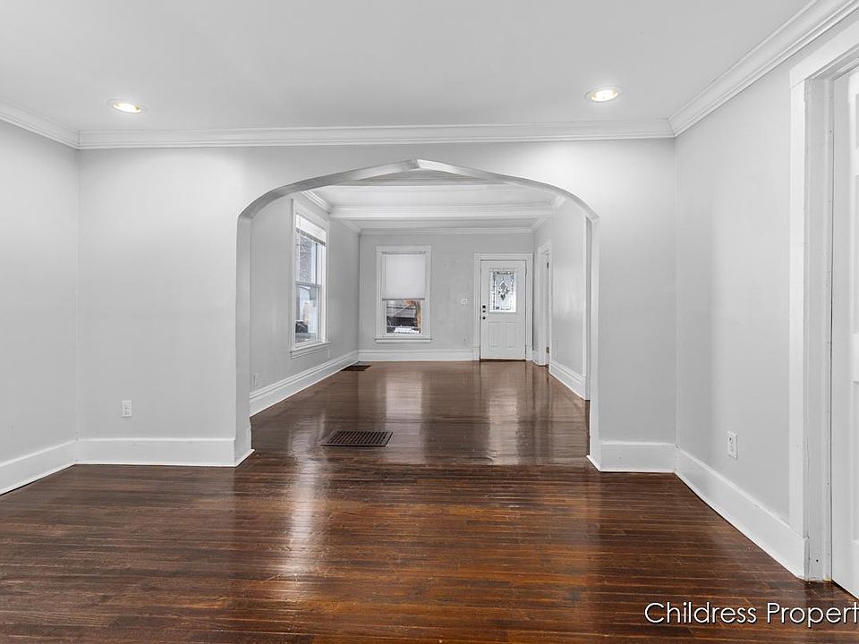 1st image of 742 Coit Ave NE