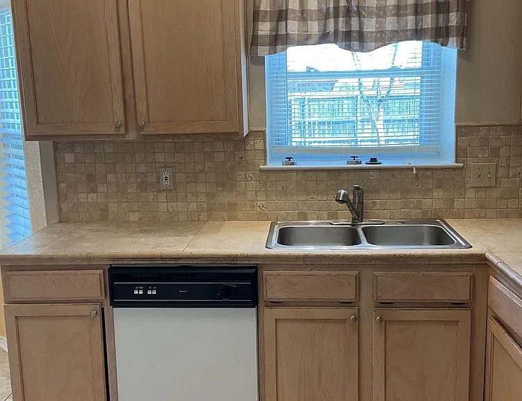 4705 Colby Dr — Photo 2