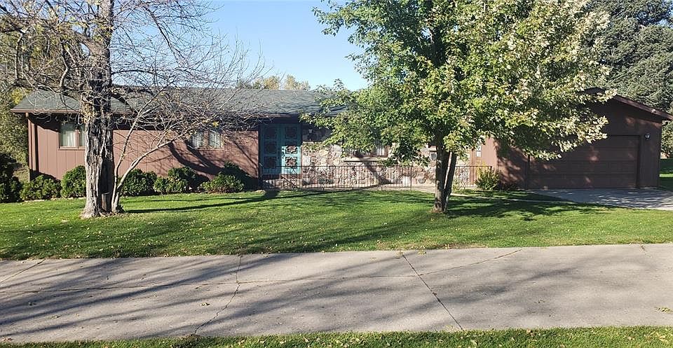 1st image of 210 Riverview Dr