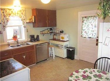 5th image of 923 Fort St