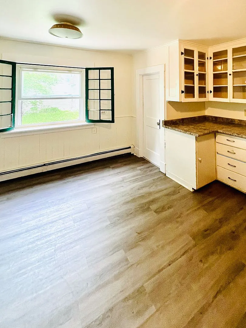 5 Bedroom, 1.5 Bath Home near UVM (312 Colchester Ave) — Photo 4