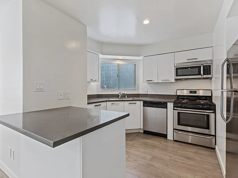 810 Crenshaw — Photo 13