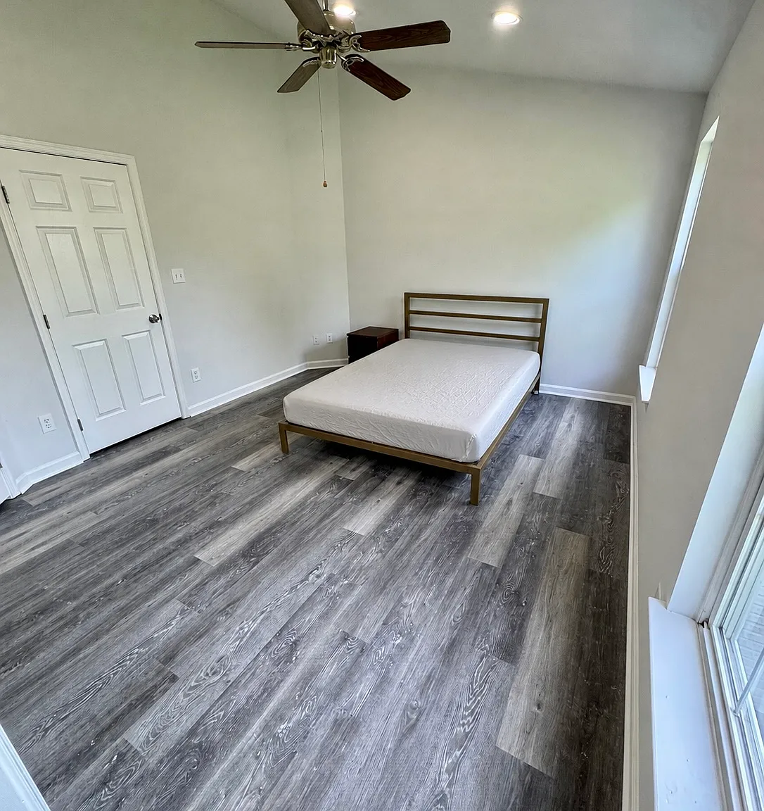 5 bed, 1380 sqft, $1,000 — Photo 3