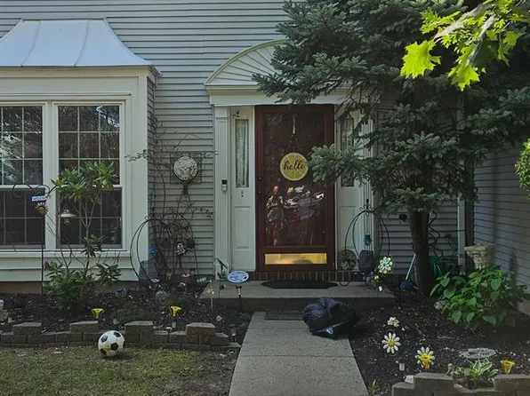 2 Goodwin Dr, North Brunswick, NJ 08902