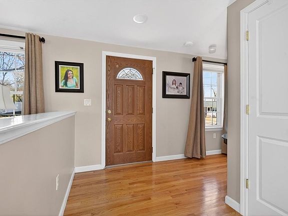 3rd image of 16 Rhodes Pl