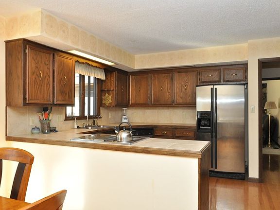 5th image of 2215 N Gilmore Dr