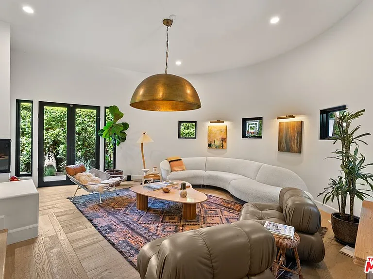2065 Watsonia Ter — Photo 2