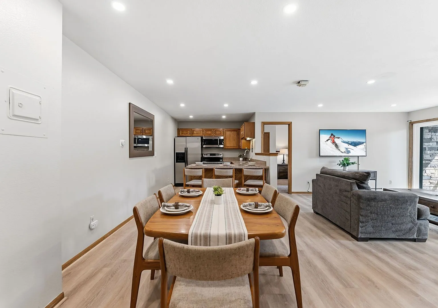 Winter Rental- Amazing Amenities, wood burning fireplace and walkout unit. — Photo 4