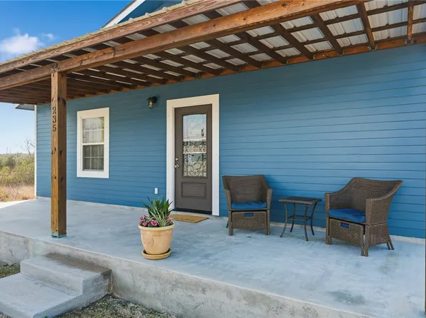 235 W Club Oak Ln, Rockport, TX 78382