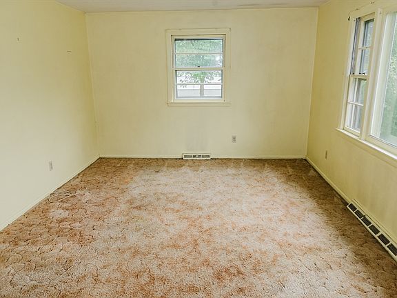 4th image of 9 White Pine Ln