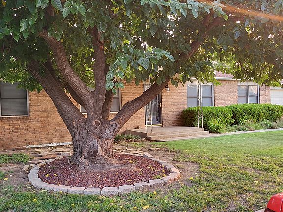 2nd image of 935 Sierra Dr