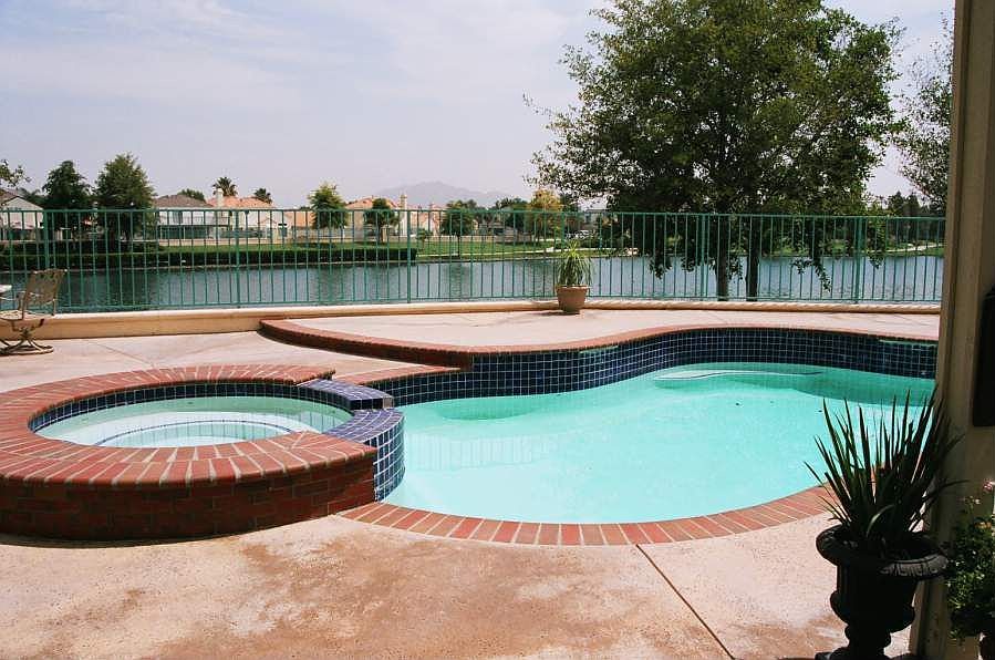 Back-Pool/Lake View