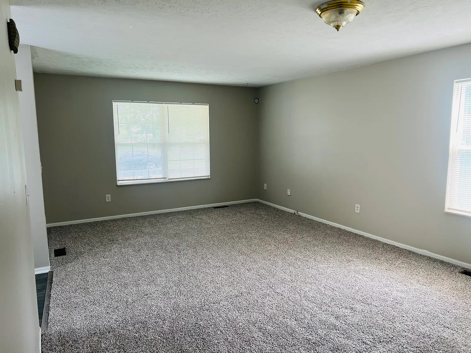 3 bed, 2016 sqft, $1,600 — Photo 3